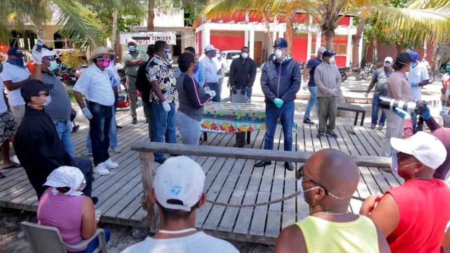 Abinader lleva ayuda a religiosos, iglesias y vendedores playeros de Boca Chica Abinader lleva ayuda a religiosos, iglesias y vendedores playeros de Boca Chica