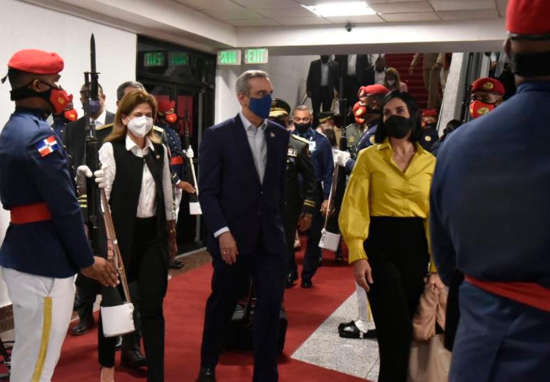 Luis Abinader y su esposa, RAquel Arbaje, a su llegada al AILA.