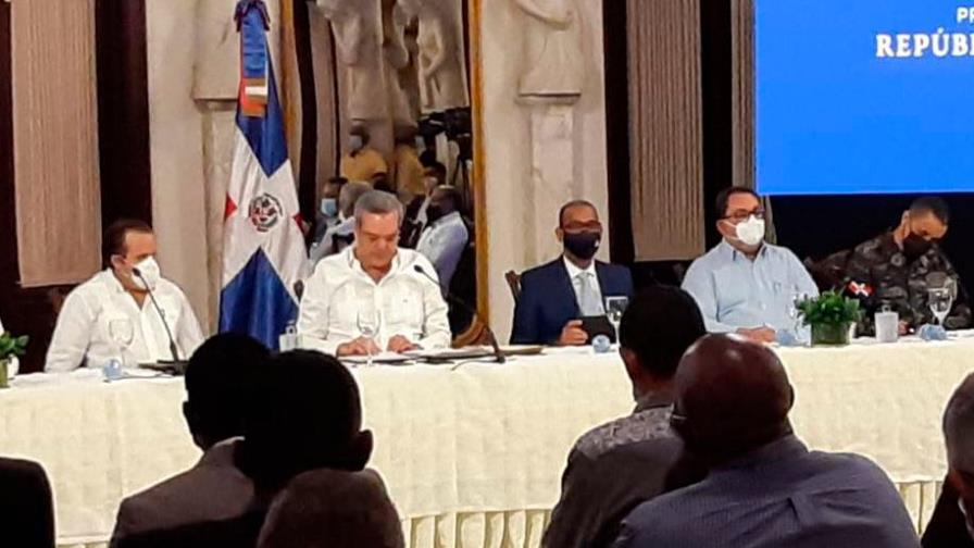 “Si se porta bien, le damos cuatro años más”, el piropo de un comunitario al presidente Abinader 