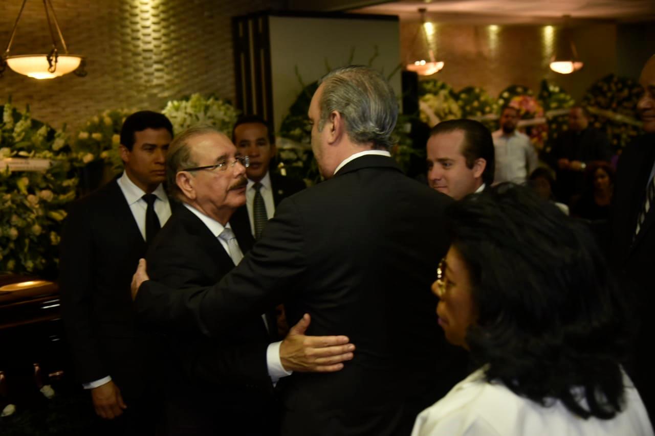El candidato del PRM, Luis Abinader, ofrece su pésame al presidente Danilo Medina por el fallecimiento de su padre.