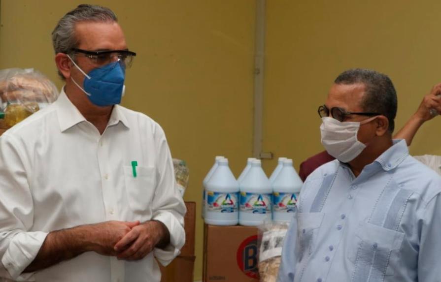 Abinader entrega mascarillas en barrios del DN y pide aumento de pruebas COVID-19