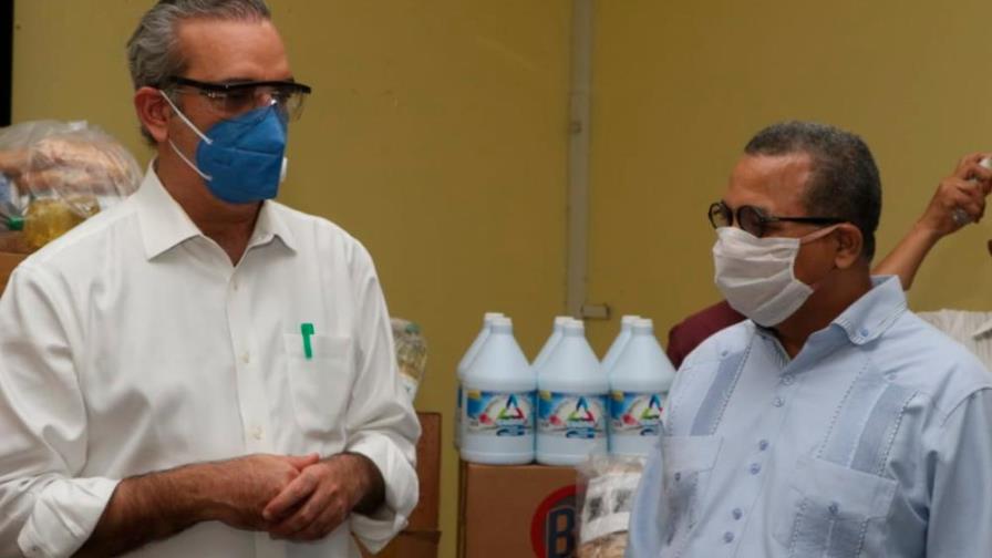 Abinader entrega mascarillas en barrios del DN y pide aumento de pruebas COVID-19