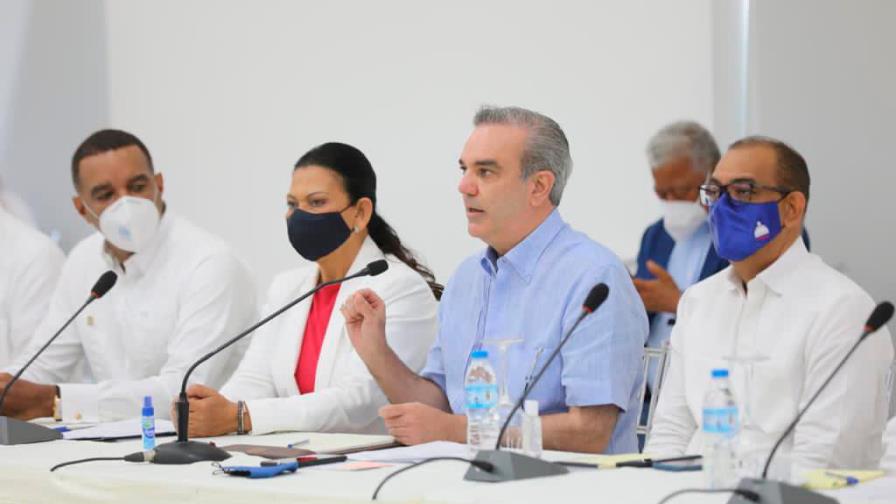 Presidente escuchó las urgencias de Moca mientras almorzaba con dirigentes comunitarios