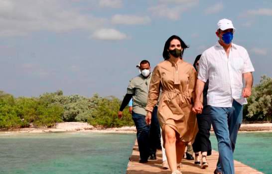 Presidente Luis Abinader y su esposa Raquel Arbaje durante visita en Pedernales