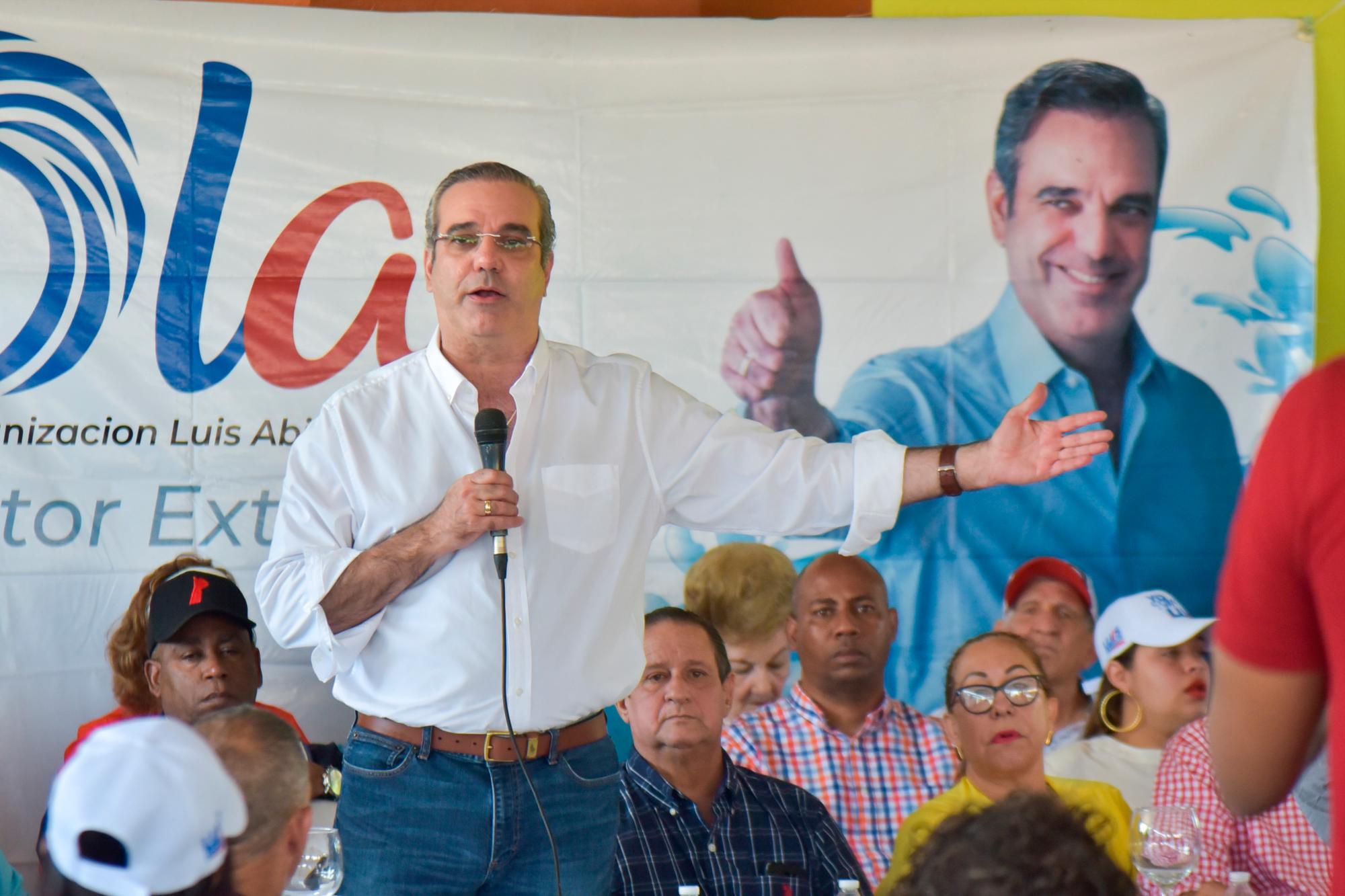 El precandidato del PRM, Luis Abinader, en Santiago.