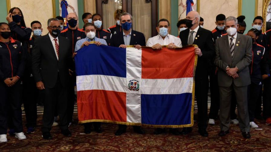 Abinader entrega bandera a atletas que van a Juegos Panamericanos Junior de Cali Abinader entrega bandera a atletas que van a Juegos Panamericanos Junior de Cali