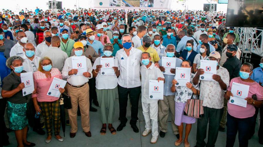 Presidente Luis Abinader entrega más de 3 mil títulos de propiedad en Santiago y Villa Altagracia