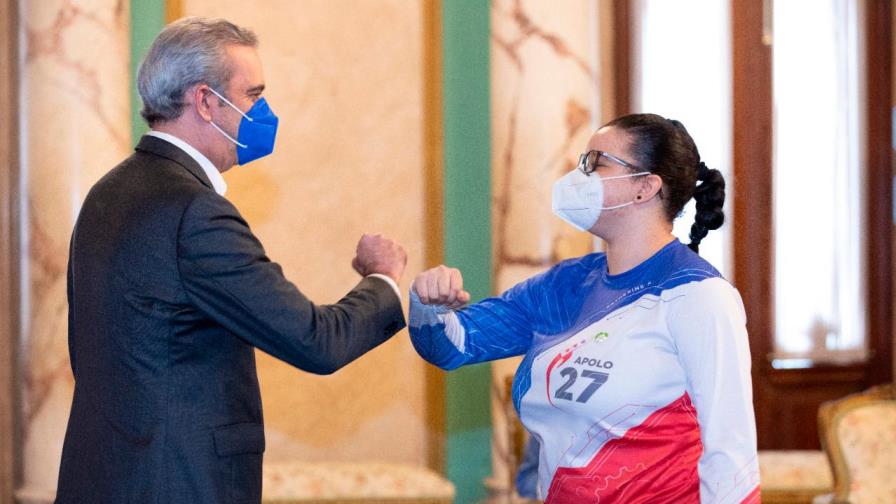 Presidente Abinader recibe estudiantes dominicanos ganaron concurso de la NASA Presidente Abinader recibe estudiantes dominicanos ganaron concurso de la NASA