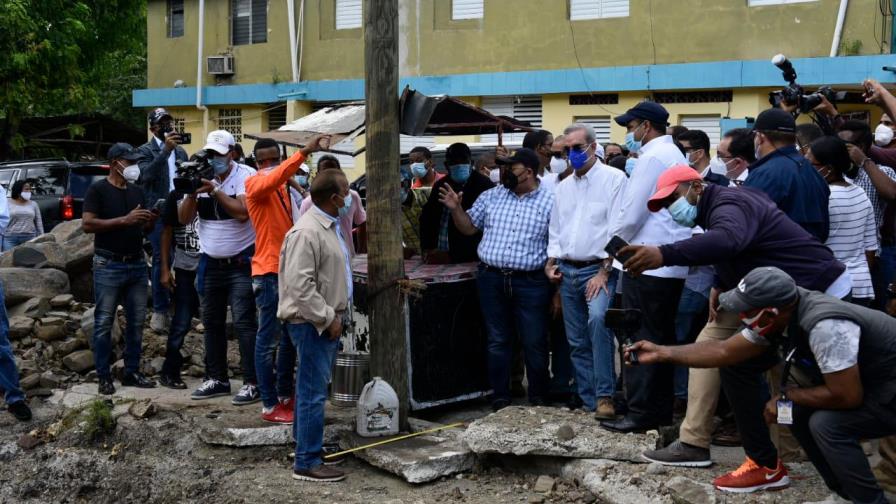 Luis Abinader visita Hato Mayor y promete viviendas para los afectados por Isaías