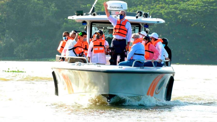 Abinader recorre en lancha rápida los ríos Ozama e Isabela y promete su limpieza