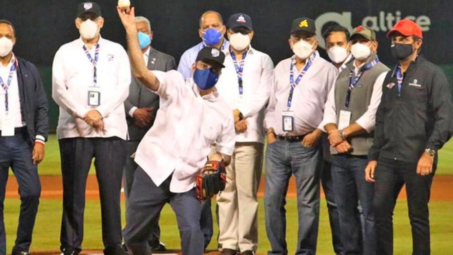 Abinader lanza primera bola en partido inaugural entre Licey y Escogido