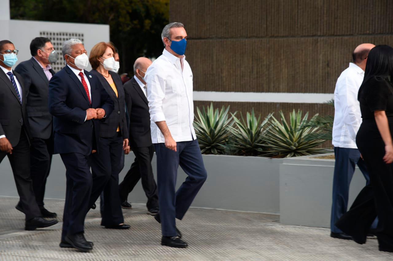 Abinader llega al Museo de Arte Moderno (MAM) acompañado de los funcionarios culturales.