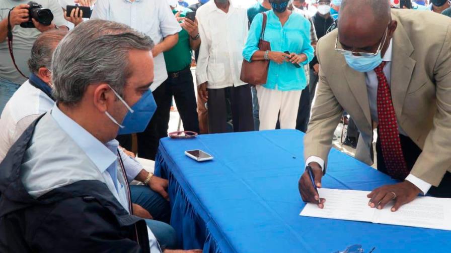 Abinader visita Nagua y promete terminar su malecón