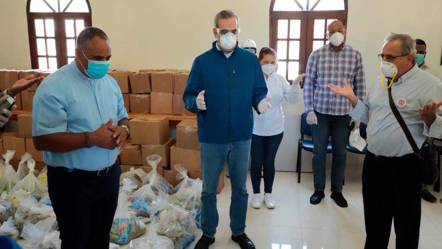 Abinader ora con sacerdotes y pastores en visita a San Juan y Bahoruco