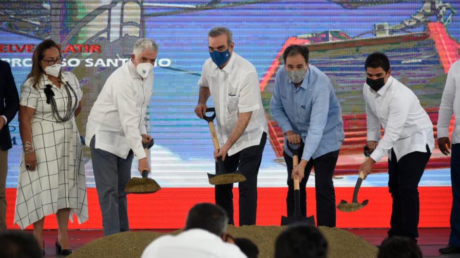 Presidente pone en marcha construcción de teleférico y ampliación de vías en Santiago 