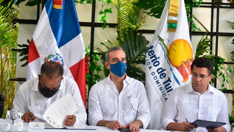 Abinader afirma que ni una sola persona con tercera dosis ha sido internada