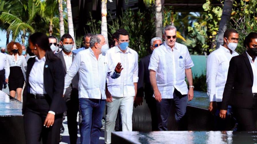 Recorrido | Empresarios de Punta Cana exponen a Abinader problemas de la zona