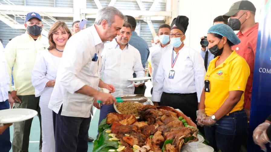 Abinader agota agenda en Azua y come carne de cerdo en reunión con juntas de vecinos