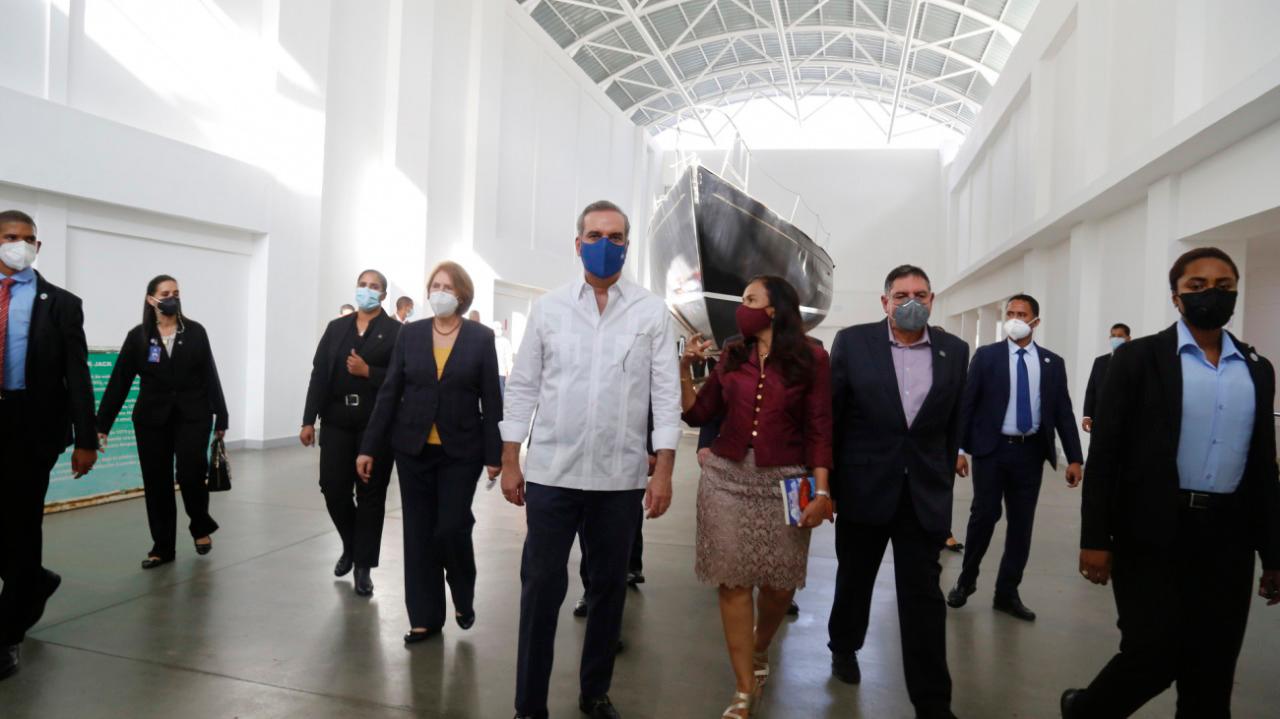 Abinader recorre el Museo de Historia con la directora Reina Rosario.