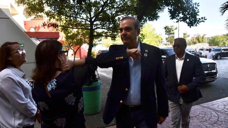 Abinader y su saludo para evitar el coronavirus en centro de votación