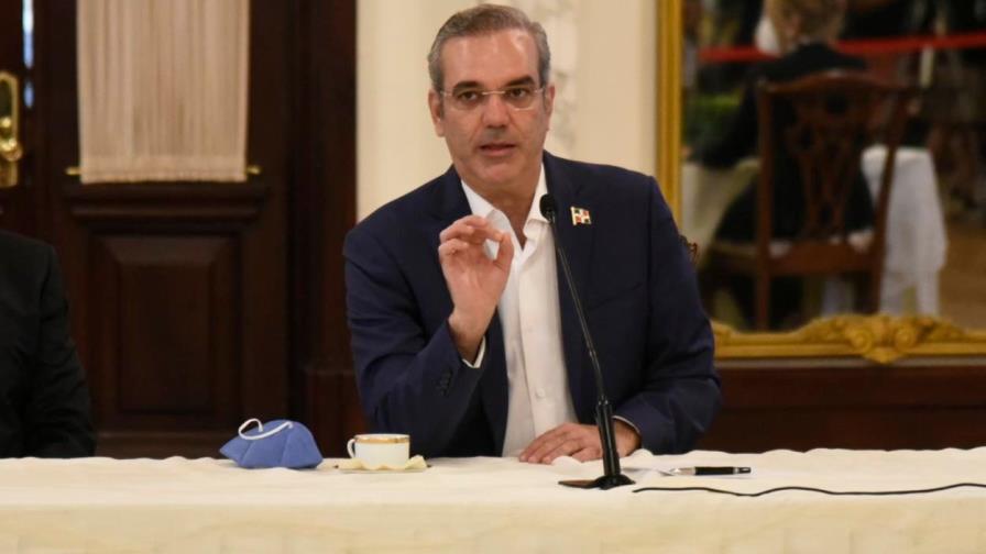 Toque de queda se mantendrá como está, dice Luis Abinader