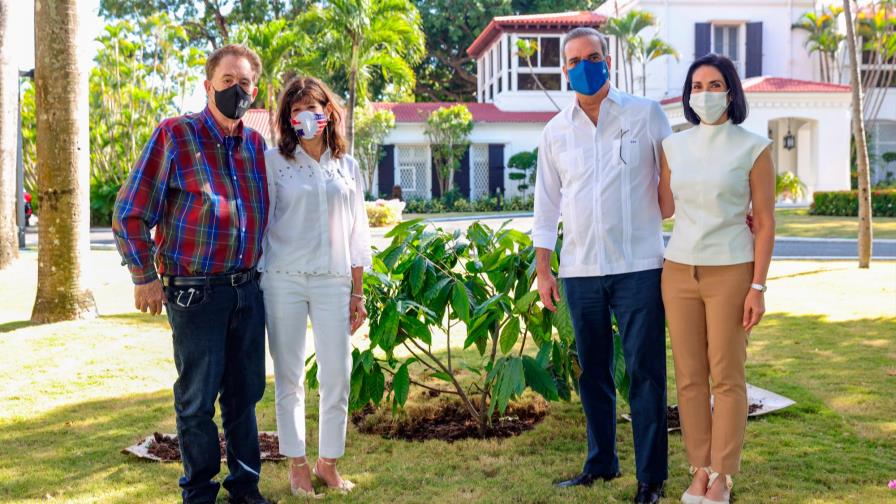 Abinader y su esposa se despiden de la embajadora Robin Bernstein