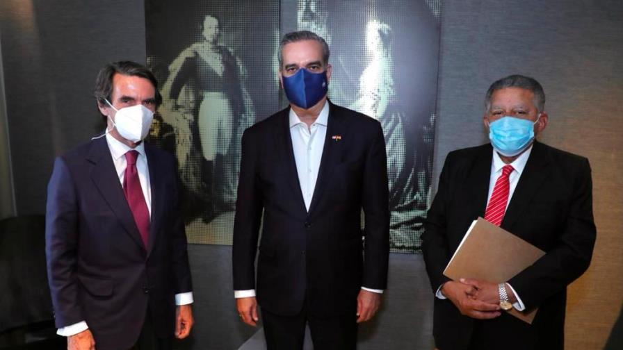 El presidente Abinader se reúne con José María Aznar y Felipe González 