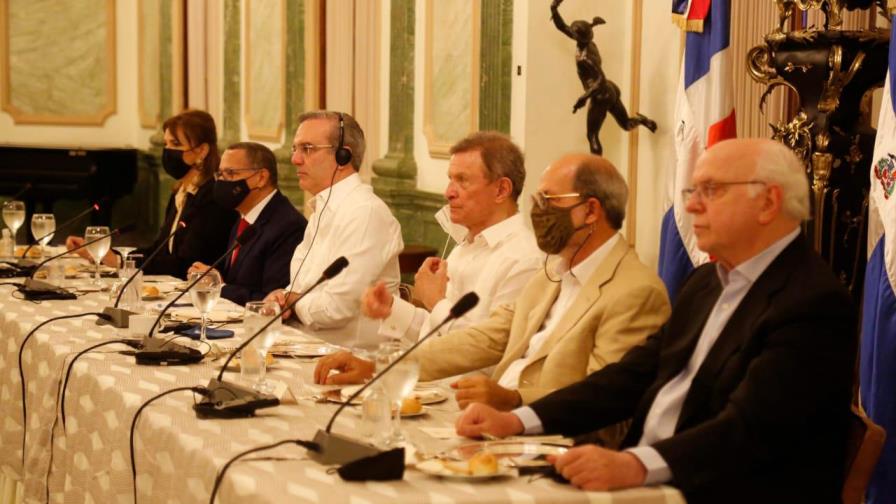 Abinader ofrece almuerzo a periodistas haitianos 