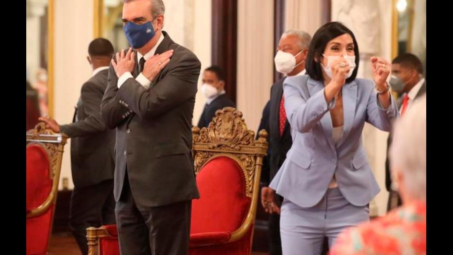 Raquel Arbaje esperó anoche a Luis Abinader “con su cenita ... y un dulcito”