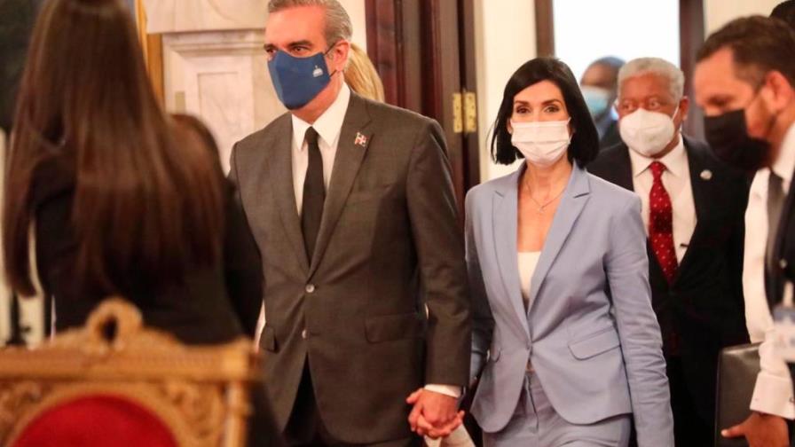 Las manifestaciones de amor del presidente Abinader y su esposa Raquel Las manifestaciones de amor del presidente Abinader y su esposa Raquel