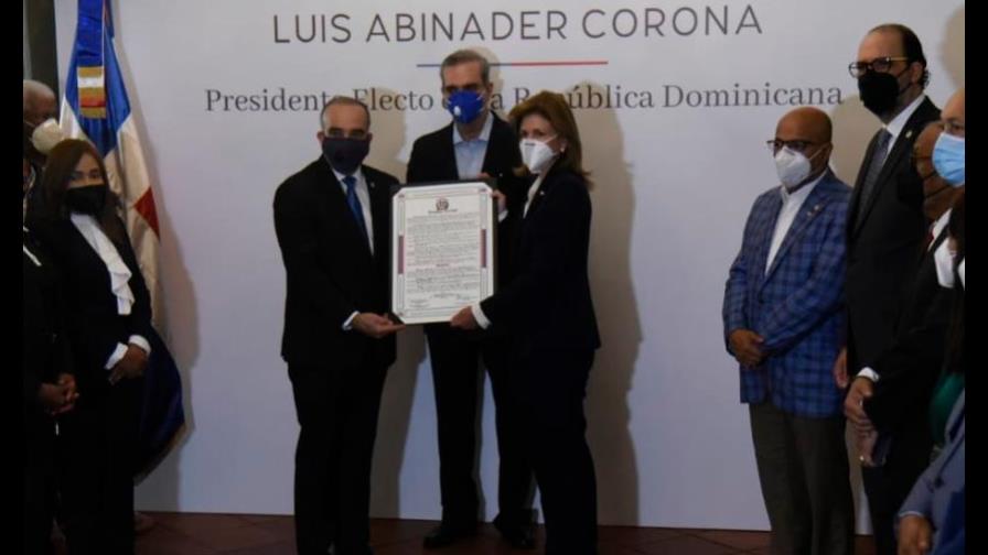 Abinader dice que convocará el liderazgo político para enfrentar la pandemia