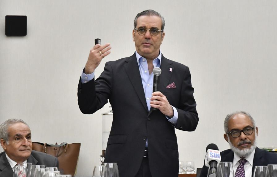 Luis Abinader revela están haciendo ofertas a legisladores para modificar la Constitución