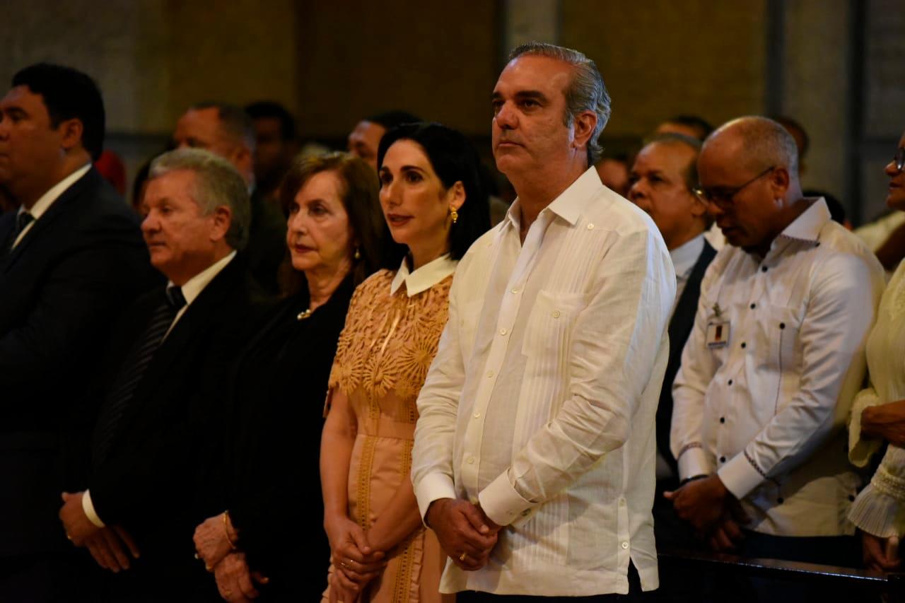 El candidato presidencial por el PRM, Luis Abinader, primero de la derecha.