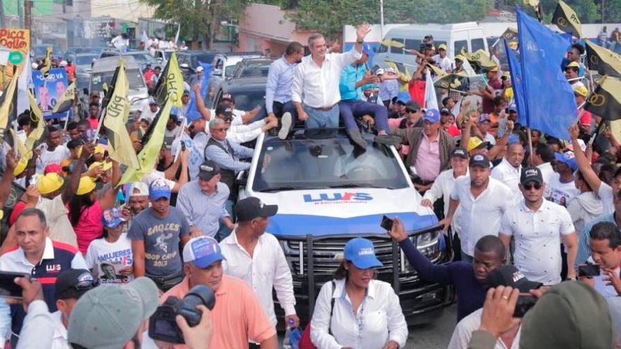 Abinader promete que los “buenos empleados” se quedarán Abinader promete que los “buenos empleados” se quedarán