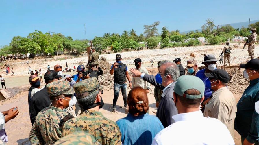 Presidente inspecciona daños causados por tormenta Laura en el sur