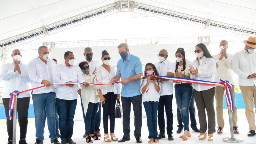 Abinader inaugura obras deportivas, habitacionales y entrega equipos a estudiantes de Nagua Abinader inaugura obras deportivas, habitacionales y entrega equipos a estudiantes de Nagua