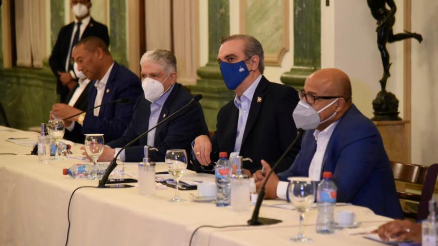 Abinader se reúne con diputados y senadores de todos los partidos Abinader se reúne con diputados y senadores de todos los partidos