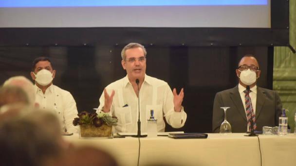 Abinader les ruega a las microempresas organizarse en cooperativas