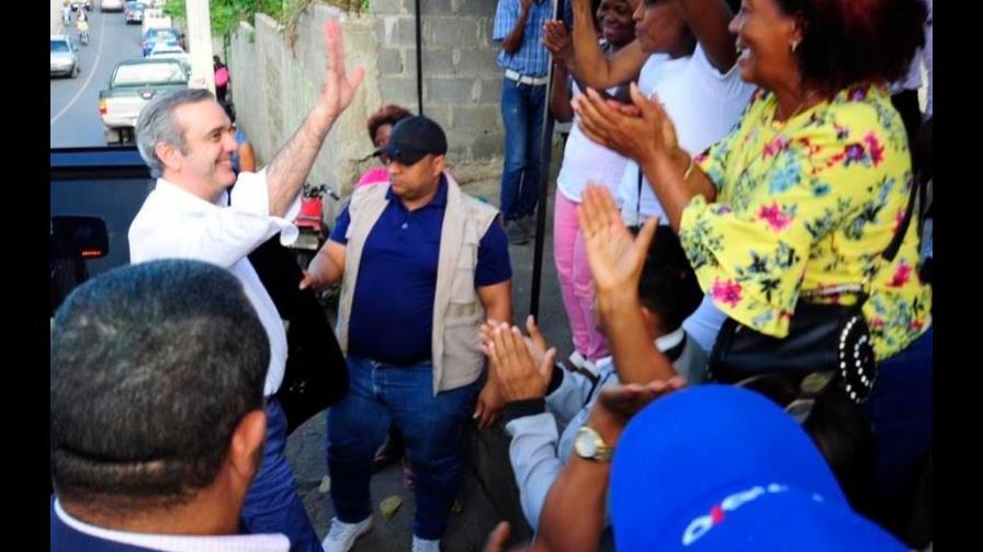 Abinader pide “ponerse en las botas” de los policías que reclaman ascensos