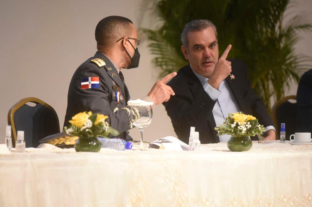El presidente Abinader, junto al director de la Policía, Edward Sánchez.