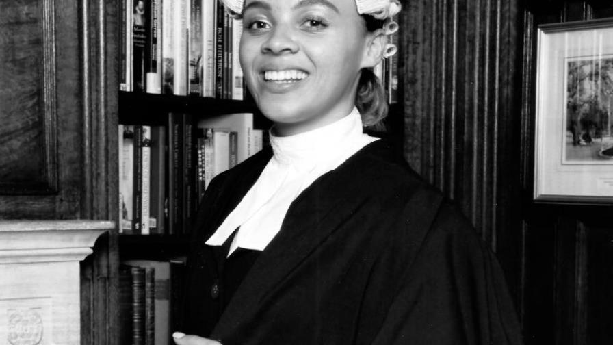 Abogada negra es confundida con una acusada tres veces en un día 