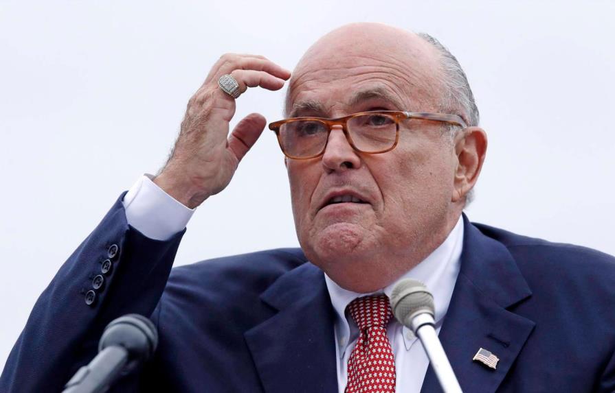 Giuliani mantiene contactos con exfiscal de Ucrania en un viaje a Europa