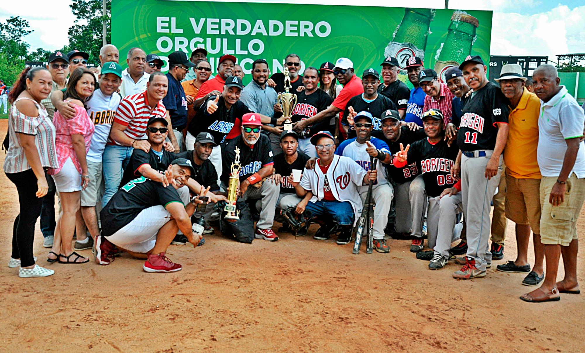 El equipo Adovenprofar de sóftbol ganador del torneo máster del Distrito Nacional. 