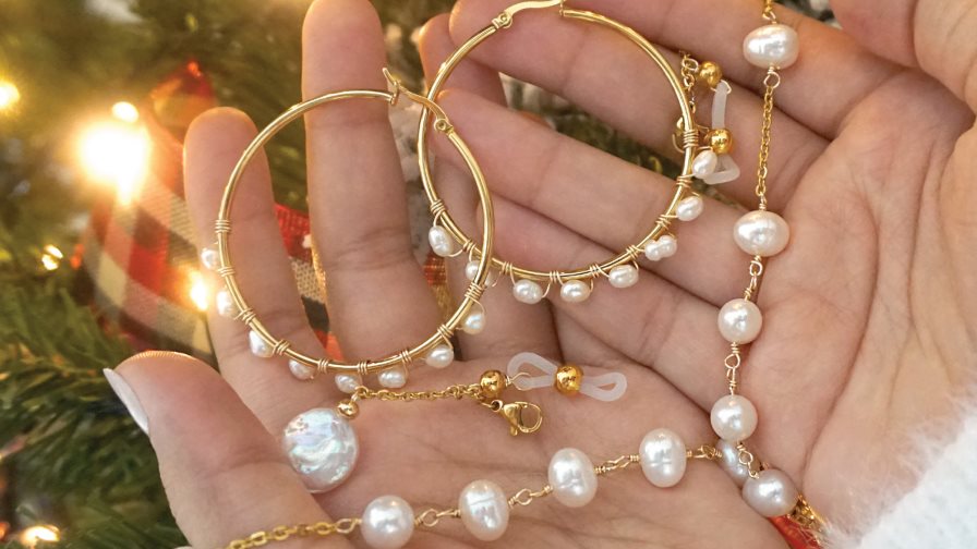 Argollas y sujetadores de lentes, la novedad de una influencer de maquillaje