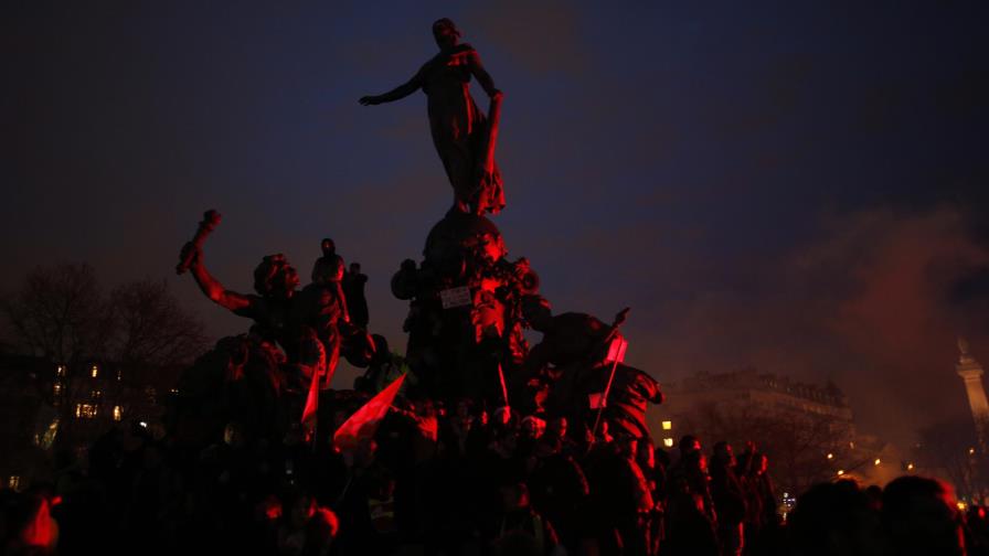 Bajo presión, Macron medita cambios a plan jubilatorio