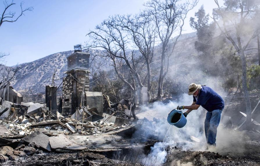 Enorme incendio en California amenaza a más de 1.000 casas