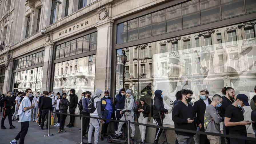 Reapertura de tiendas genera largas filas en Reino Unido Reapertura de tiendas genera largas filas en Reino Unido