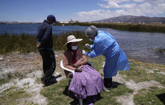 Perú vacuna contra coronavirus en el lago mítico de Incas
