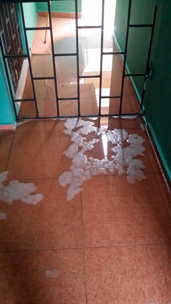 Otra vivienda afectada por la cloaca en el sector Invivienda.