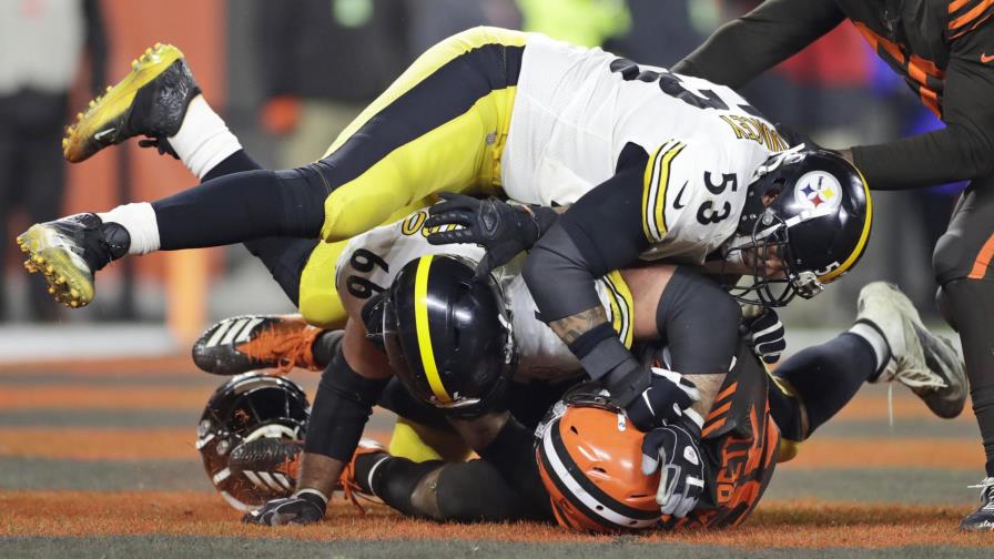 Browns sorprenden a Steelers en duelo empañado por pelea